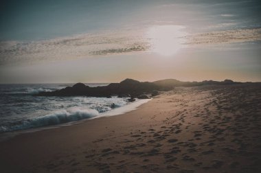 Güneşli bir yaz gününde güzel bir deniz manzarası