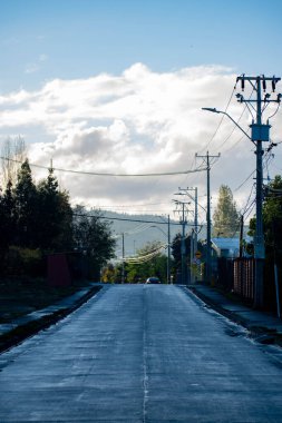 Fabrikalar ve binalar arasındaki asfalt kasaba yolunun dikey görüntüsü