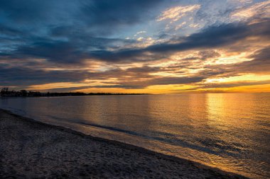 Turuncu bir gün batımında güzel bir sahil.