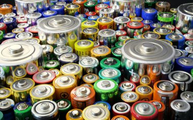 Çeşitli kullanılmış bataryalar AA