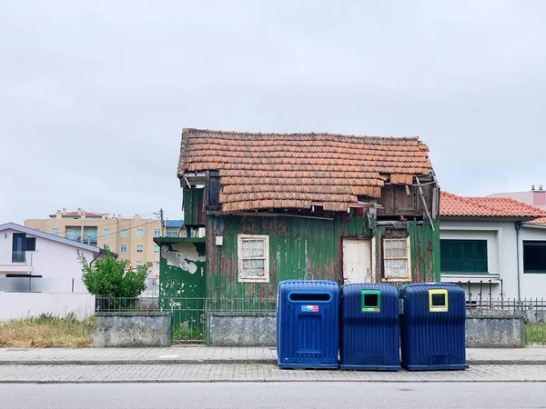 Row Garbage Bins Sidewalk Old Ruined House Background — Stock Photo, Image