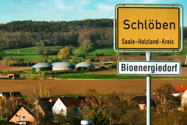 Знак Schloben Saale Holzland Kreis Bioenergy Village Домами Биоэнергетической Станцией — стоковое фото