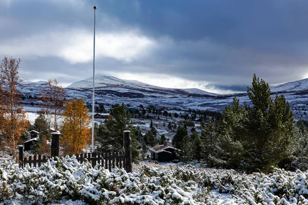 Snöig Utsikt Över Landskapet Med Berg Bakgrunden — Stockfoto