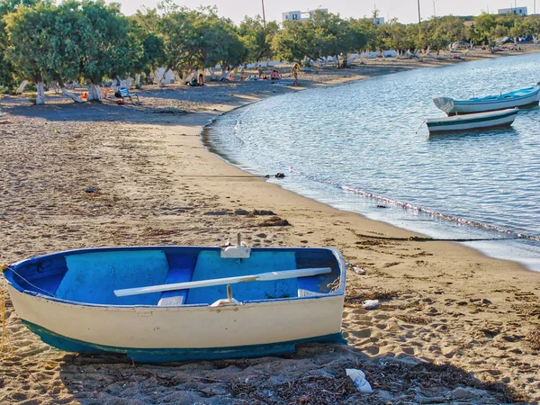 Schöne Aufnahme Eines Bootes Sandstrand Mit Bäumen Dorf Pollonia Auf — Stockfoto