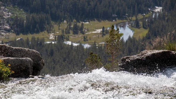 Flowing Splashing River Background Valley Summer John Muir Trail California — Fotografia de Stock