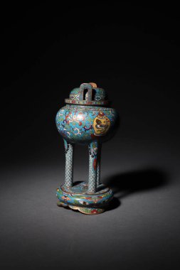 Çin 'deki eski bir kavanoza yakın çekim, karanlık bir arka planda izole edilmiş.