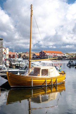 Bulutlu bir günde İsveç 'te bir liman