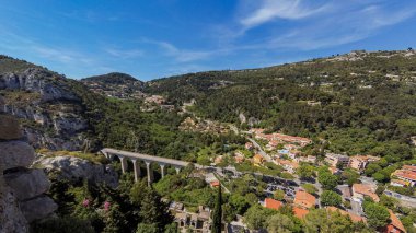 Baharda Fransa 'nın güzel Eze köyünün manzarası.