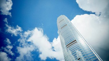 Hong Kong 'daki İki Uluslararası Finans Merkezi' nin alçak açılı görüntüsü bulutlu mavi gökyüzü.