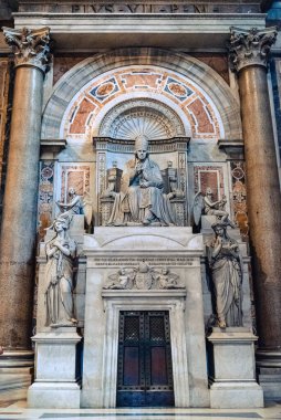 Heykellerin tarihi yapısının dikey görüntüsü