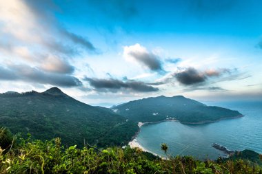 Gün ışığında güzel bir dağ manzarası