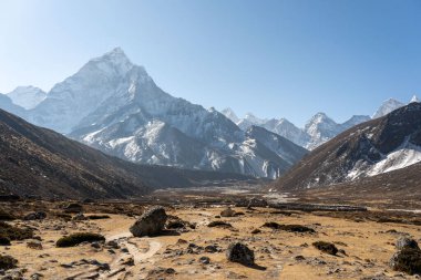 Güzel bir kar kaplı kayalık dağ manzarası