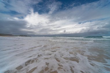 Playa Grande Rio San Juan plajında güneşli güzel bir gün bulutlu gökyüzü altında, Dominik Cumhuriyeti