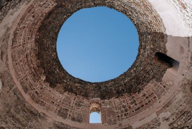 Hırvatistan 'ın Split kentinin çatısında mavi gökyüzü bulunan güneşli bir günde eski bir Roma binasında düşük açılı bir Oculus görüntüsü