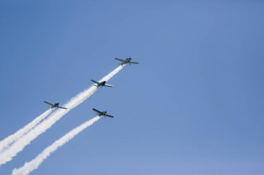İspanya, Malaga üzerinde mavi gökyüzünde uçan bir uçak görüntüsü.