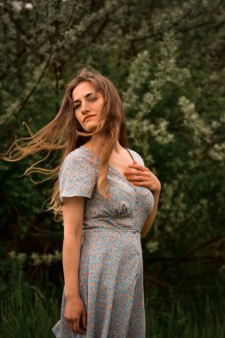 Ormandaki beyaz bir kadının dikey görüntüsü.