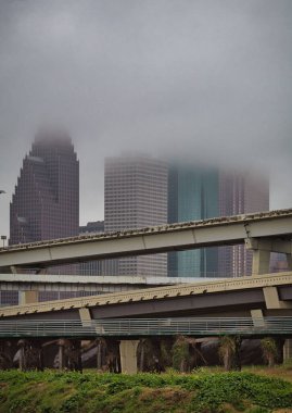 Bulutlu bir günde modern binaların alçak açılı bir görüntüsü.