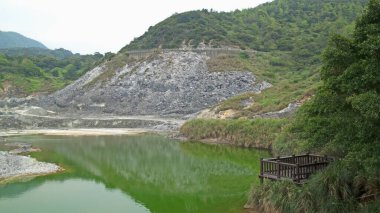 Arka planda dağ olan güzel bir göl manzarası.