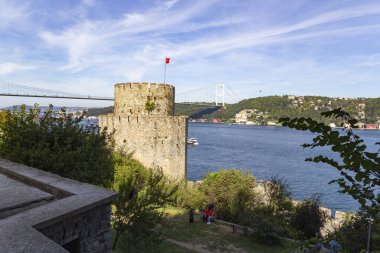 İstanbul, Türkiye 'de Rumeli Kalesi ve Fatih Sultan Mehmet Köprüsü' nün güzel manzarası
