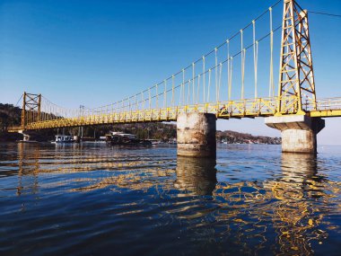 Endonezya 'da denizin üstünde bir köprü