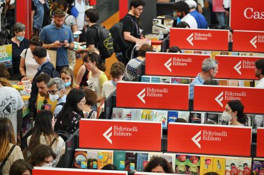 Feltrinelli 'deki insanlar uluslararası kitap fuarındaki İtalyan yayınevi standında. Torino, İtalya.