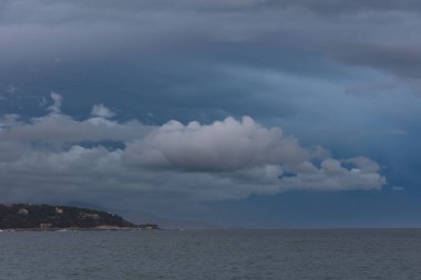 Bulutlu gökyüzüne karşı deniz manzarası. Monte Carlo, Monako.