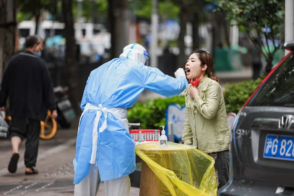Ppe Bir Sağlık Çalışanı Salgın Sırasında Şangay Sokaklarında Covid Testleri — Stok fotoğraf