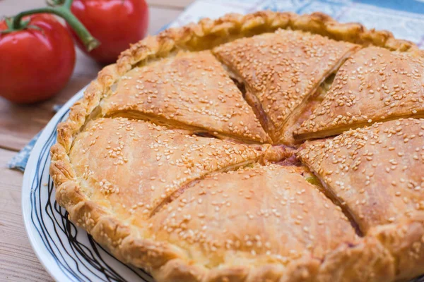 Pokryta Pizzą Kneaded Aromatycznym Masłem Mąką Ciasto Francuskie Obejmuje Cały — Zdjęcie stockowe