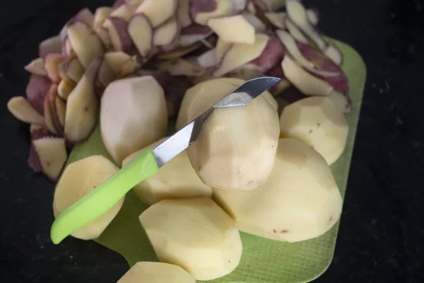 Closeup Peeled Potatoes Green Knife — Stockfoto