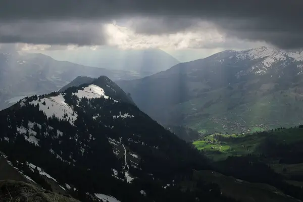 Eerie Scenery Sun Rays Appearing Clouds Peaks Mountains — Stock Photo, Image