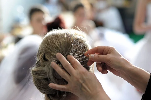 Closeup Shot Stylist Placing Hair Accessory Blonde Bun — Fotografia de Stock