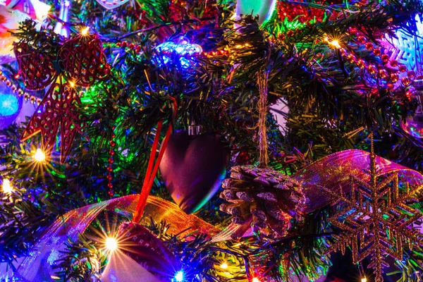 Tiro Perto Uma Decoração Natal Árvore Natal Com Luzes Coloridas — Fotografia de Stock