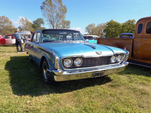 Старый Синий Ford Galaxie Starliner Четырехдверный Седан 1970 Года Припаркованный — стоковое фото