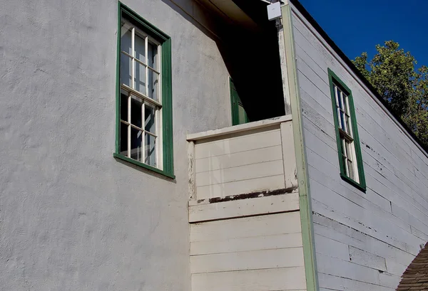 Vertical Shot Old House Green Windows —  Fotos de Stock