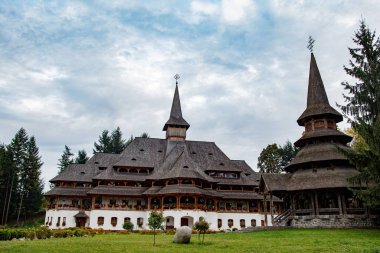 Romanya 'daki yeşil bir bahçeye karşı Peri-Sapanta Manastırı' nın güzel bir çekimi