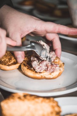 Şef tabağını bitirdi ve neredeyse masada servis yapmaya hazır. Sadece eller. Nihayet yemek sosu.