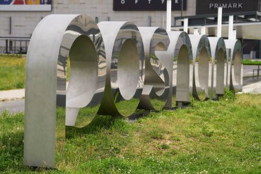 Posnania alışveriş merkezi, Poznan, Polonya 'nın girişindeki çimlerin üzerine gümüş renkli büyük harflerle yazılmış.