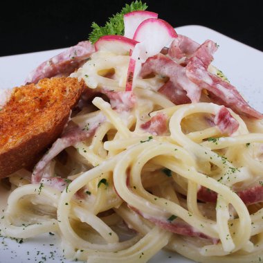 Lokantada ya da kafede beyaz bir tabakta spagetti bolonez yakın plan.