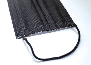 Beyaz arkaplanda izole edilmiş siyah koruyucu bir yüz maskesi.