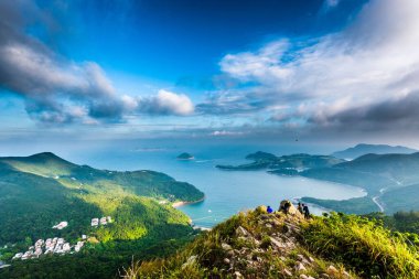 Gün ışığında güzel bir dağ manzarası