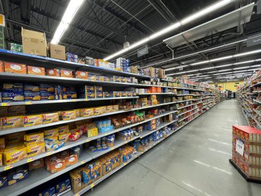 Augusta, Ga USA - 128 28: Walmart market iç bakkal makarna bölümü ve Sobanın Üstü
