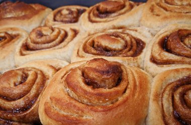 Tatlı tarçınlı ruloların yakın plan çekimi.