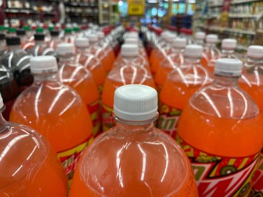 Grovetown, Ga USA - 05 03 22: Perakende mağazası Mtn Dew perakende mağazasından portakal suyu içiyor