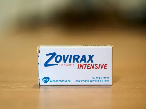 Eine Nahaufnahme Von Zovirax Intensive Markenmedizin Einem Karton Auf Dem — Stockfoto