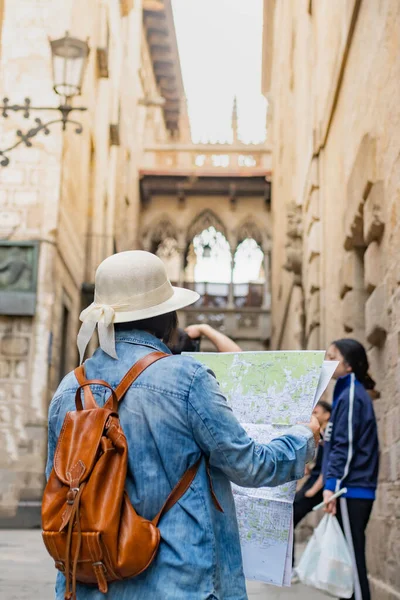 ラテン語の観光客は バルセロナ スペイン 旅行のコンセプトへの選択的なアプローチのゴシック地区の通りの地図をコンサルティング — ストック写真