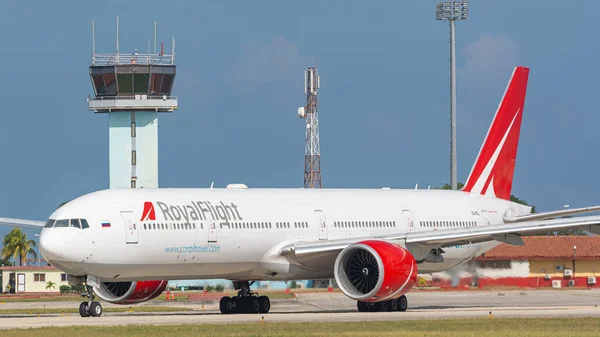 Royal Flight Boeing 777 Airplane Varadero Airport International Blue Sky — Stock Photo, Image