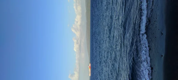Vertikalt Bilde Stille Fredelig Hav Med Enkelt Båt Som Seiler – stockfoto