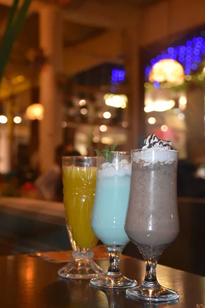 Vertical Shot Row Blue Yellow Creamy Drinks Bar Stand Blurred — Fotografia de Stock