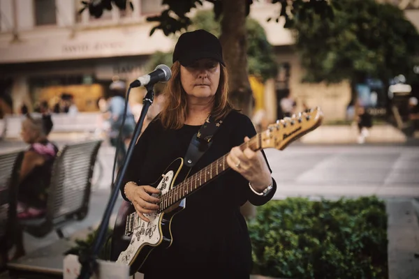 Gitar Çalan Sokaklarda Şarkı Söyleyen Bir Sokak Müzisyeni — Stok fotoğraf