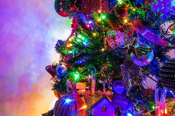 Een Close Shot Van Kerstboom Met Verlichting Decoraties — Stockfoto